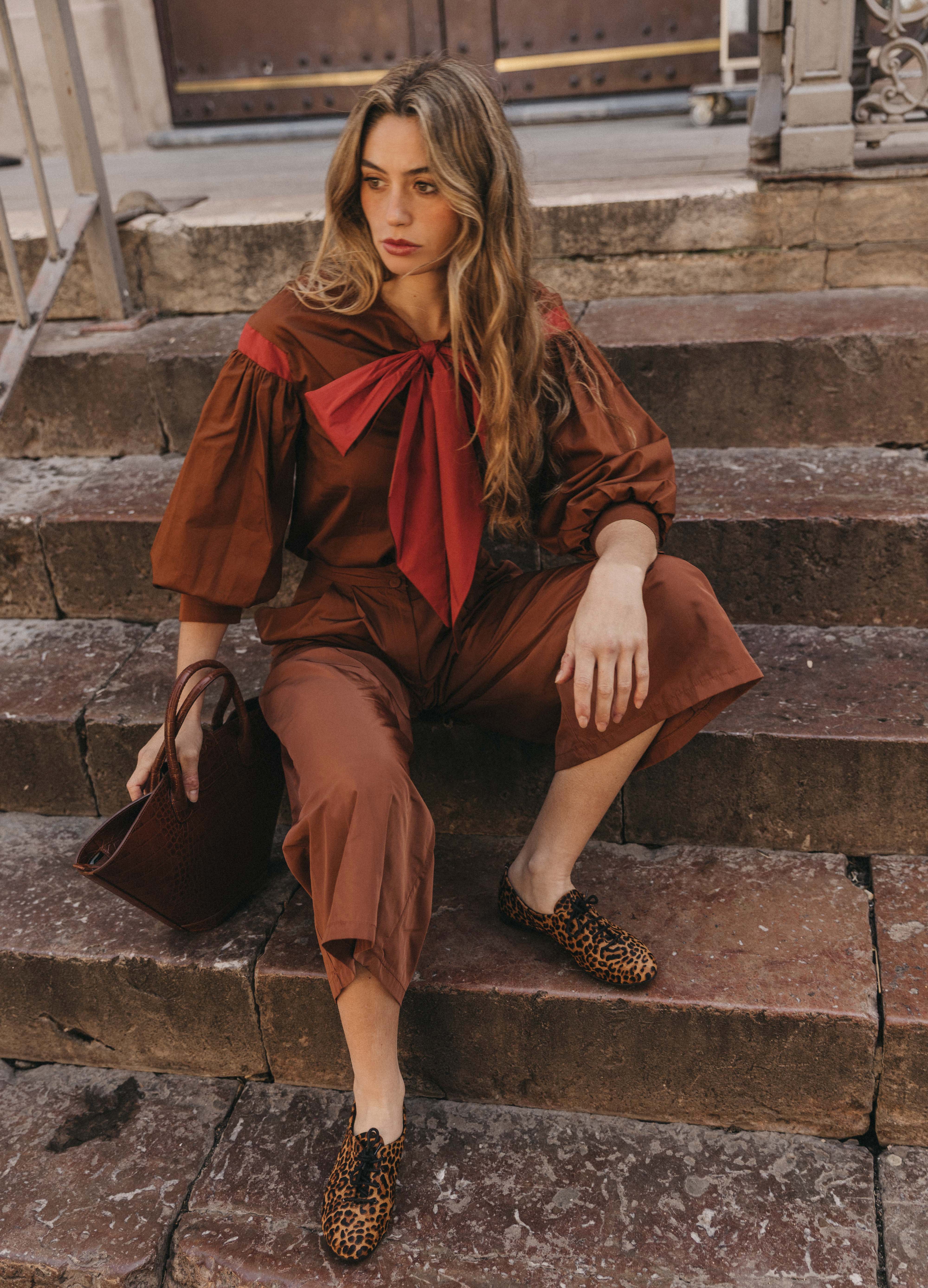 Conjunto de blusa y pantalón marrón Bessie-Riley - Image 3