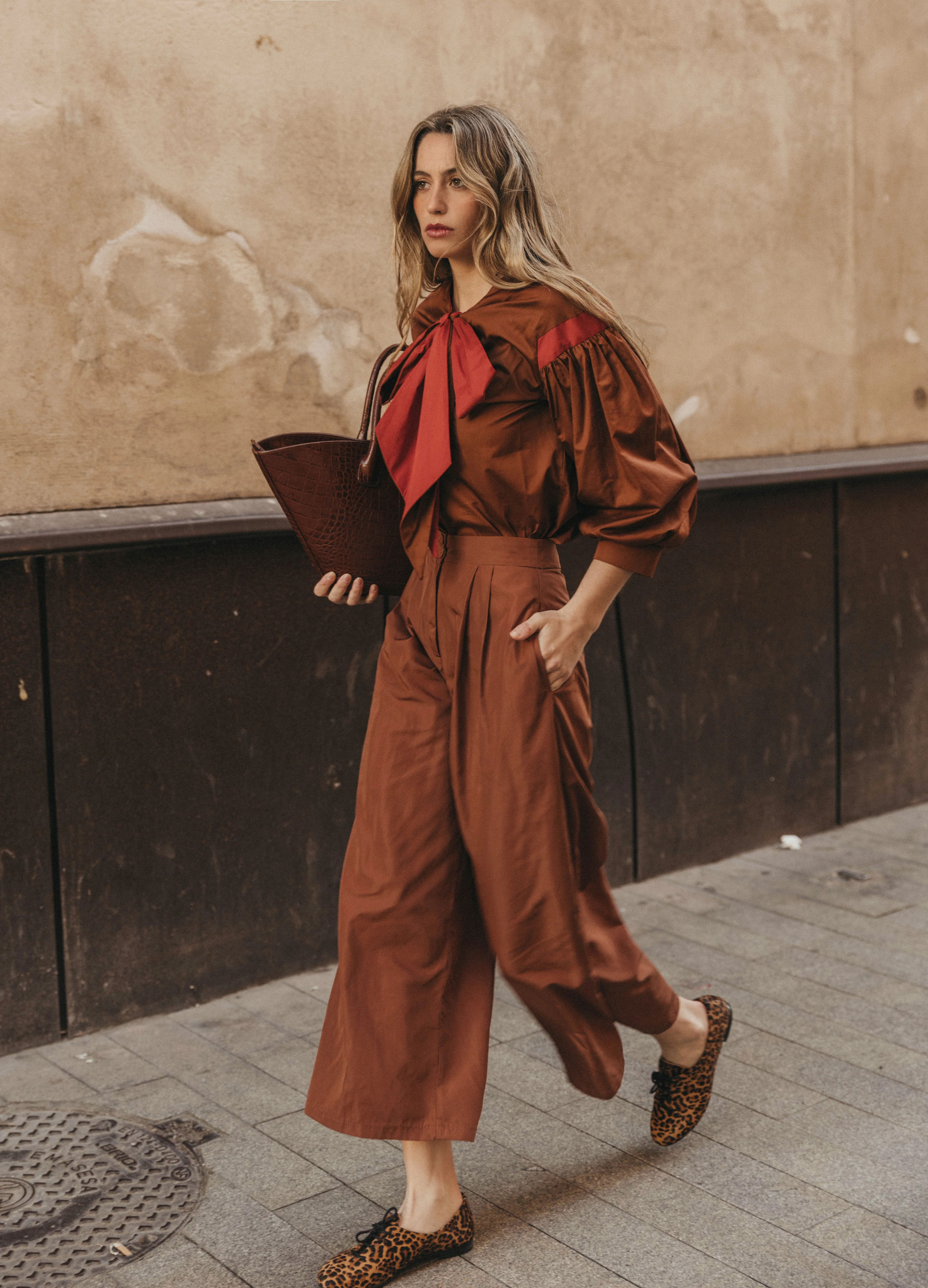 Conjunto de blusa y pantalón marrón Bessie-Riley - Image 4