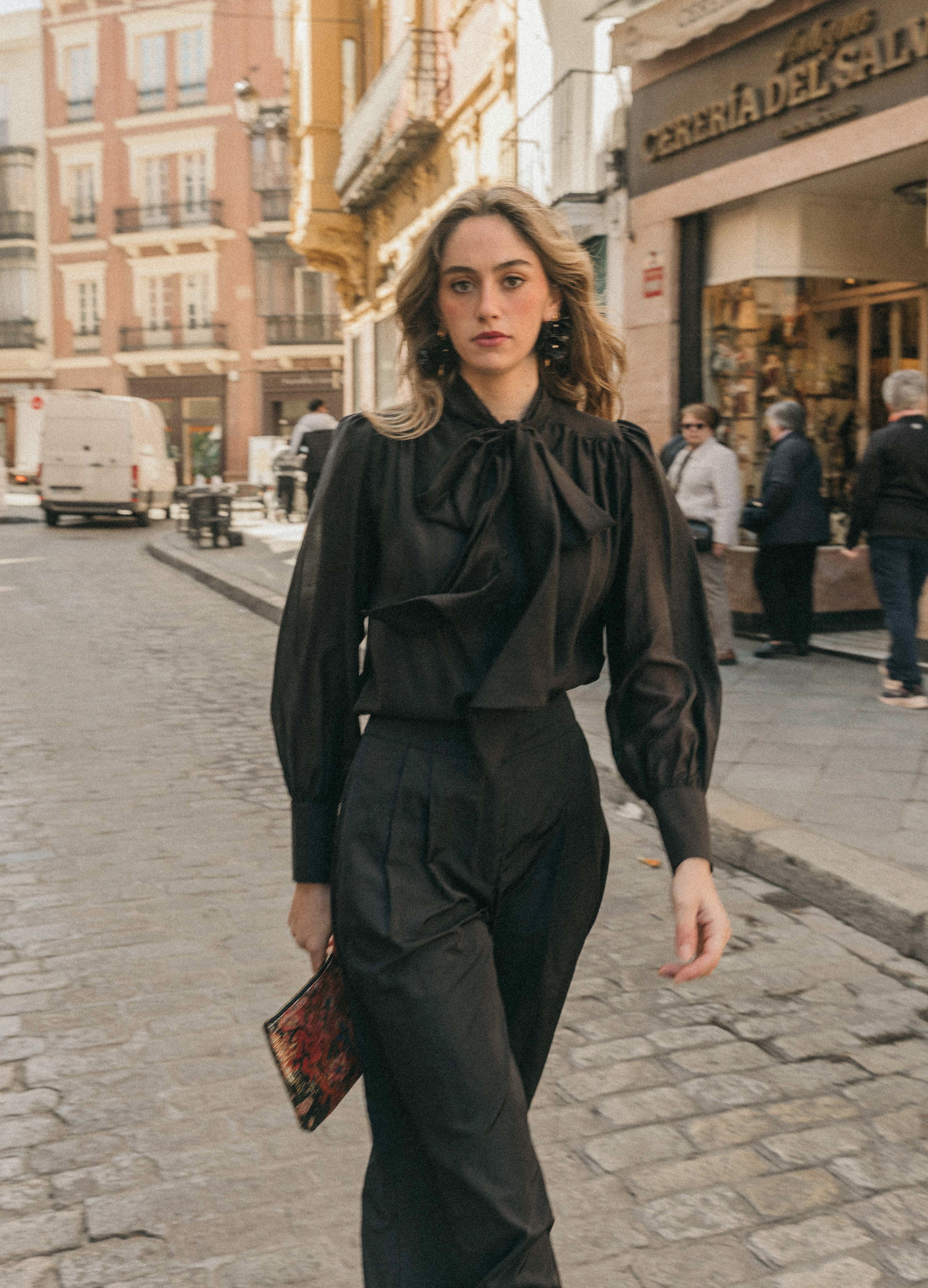 Conjunto de blusa y pantalón negro Tiana-Riley - Image 3