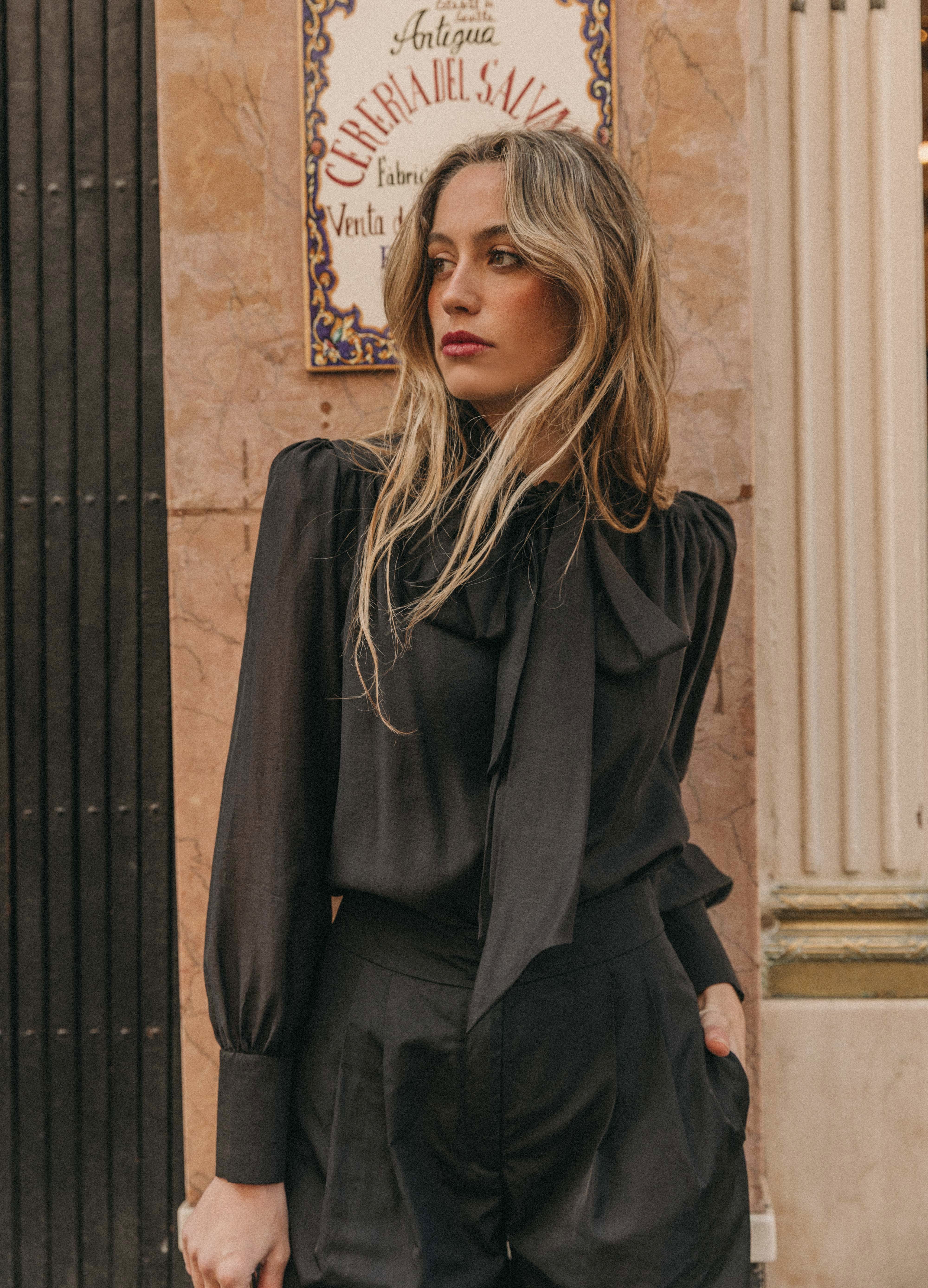 Conjunto de blusa y pantalón negro Tiana-Riley - Image 6