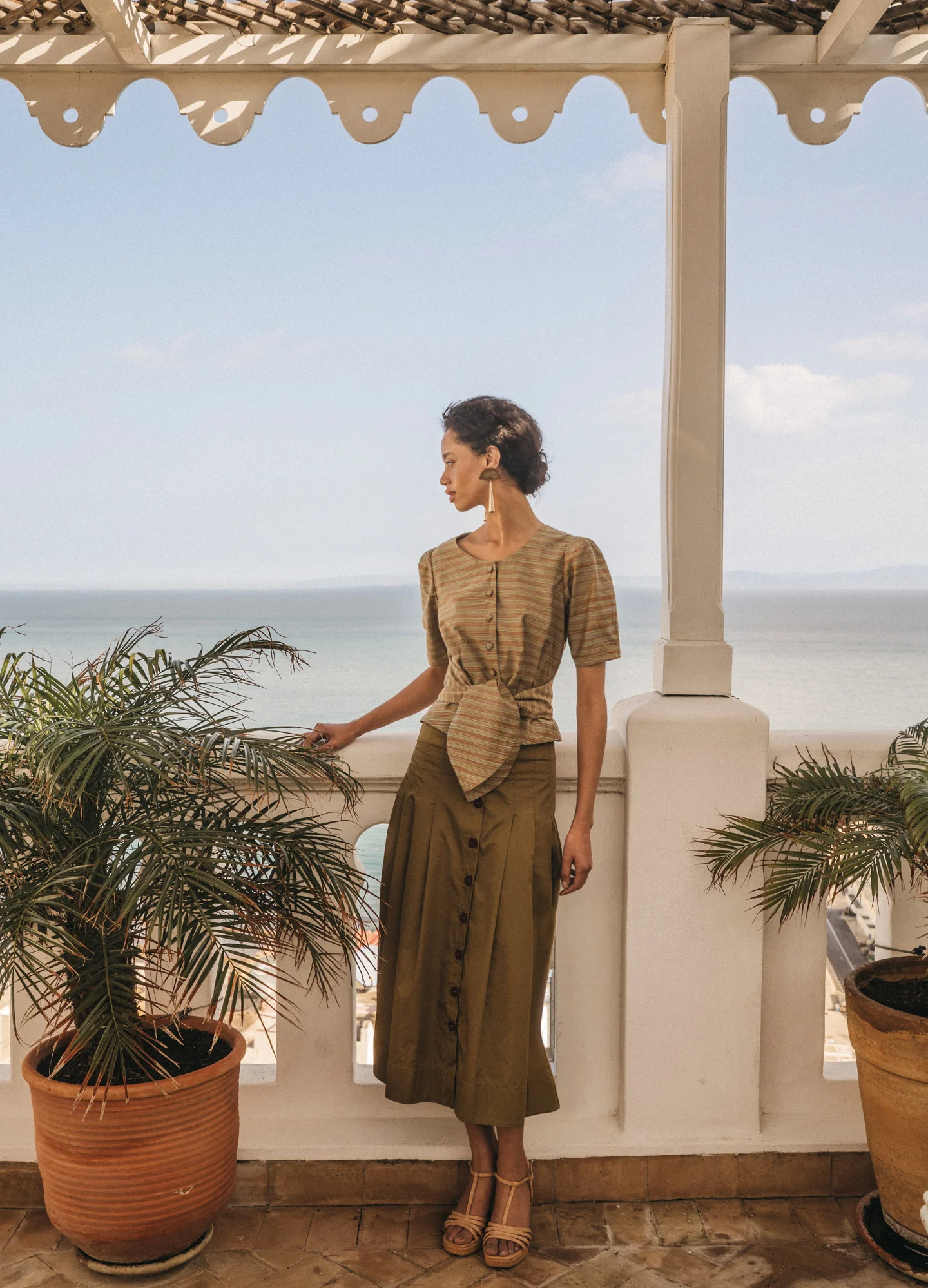 Conjunto de top y falda kakhi Rowan-Simone - Image 2