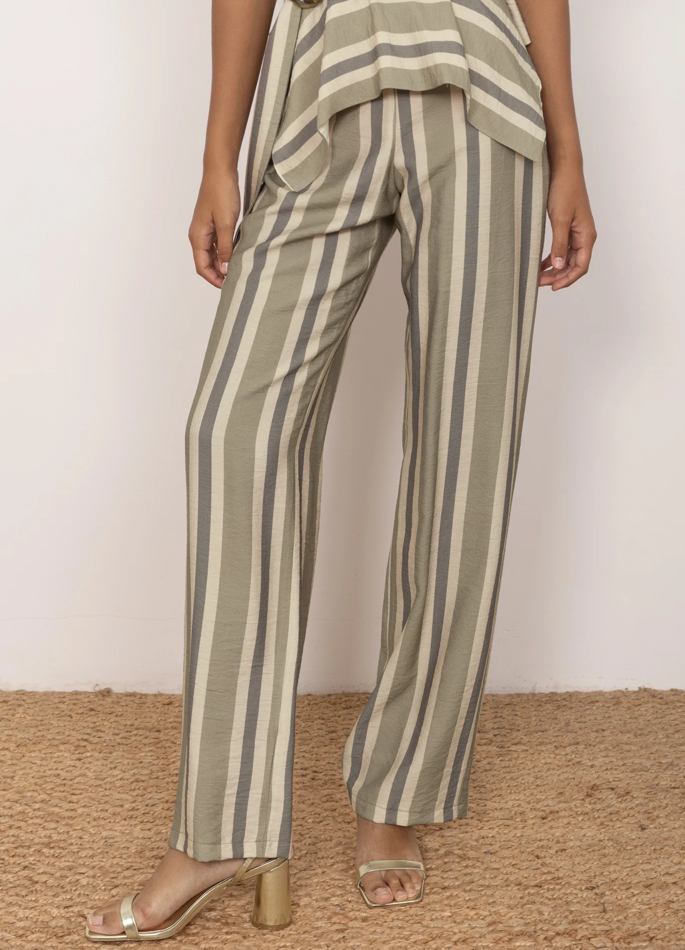 Conjunto de top y pantalón kakhi Kiana-Donney - Image 4
