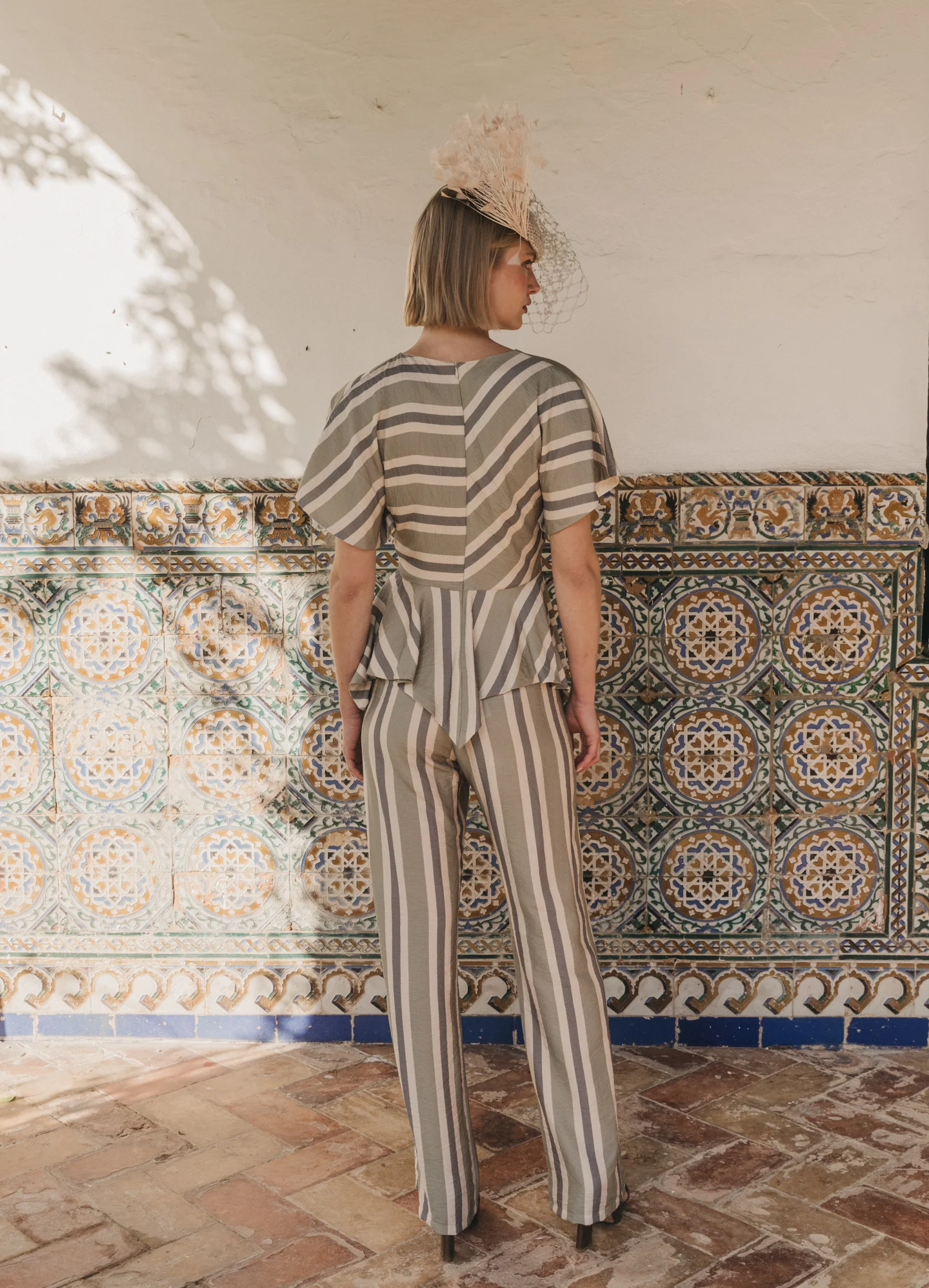 Conjunto de top y pantalón kakhi Kiana-Donney - Image 5